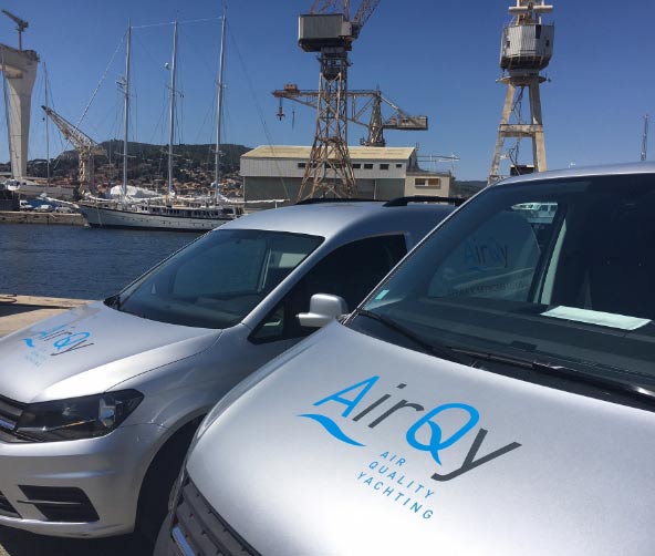 Utilitaire AirQy devant un port