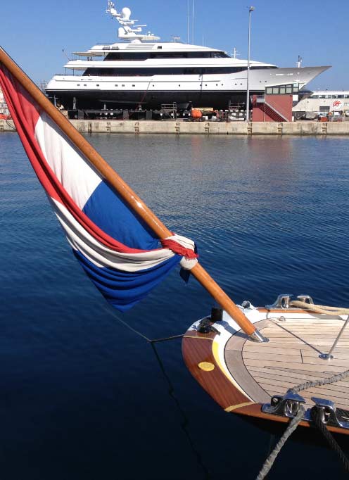 Yacht avec le drapeau de la France